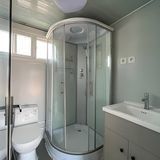 Màu gỗ mở rộng Hosue bố trí cho 2 phòng ngủ với phòng tắm và nhà bếp