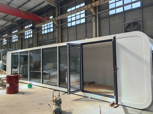 Μοντέρνο και κομψό σπίτι Apple Cabin με γαλβανισμένο ατσάλινο σκελετό και μεταλλικά σκαλιστά πάνελ